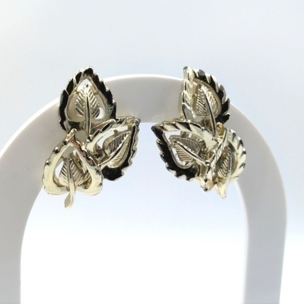 4/24$  Vintage gold tone leaf clip on earrings